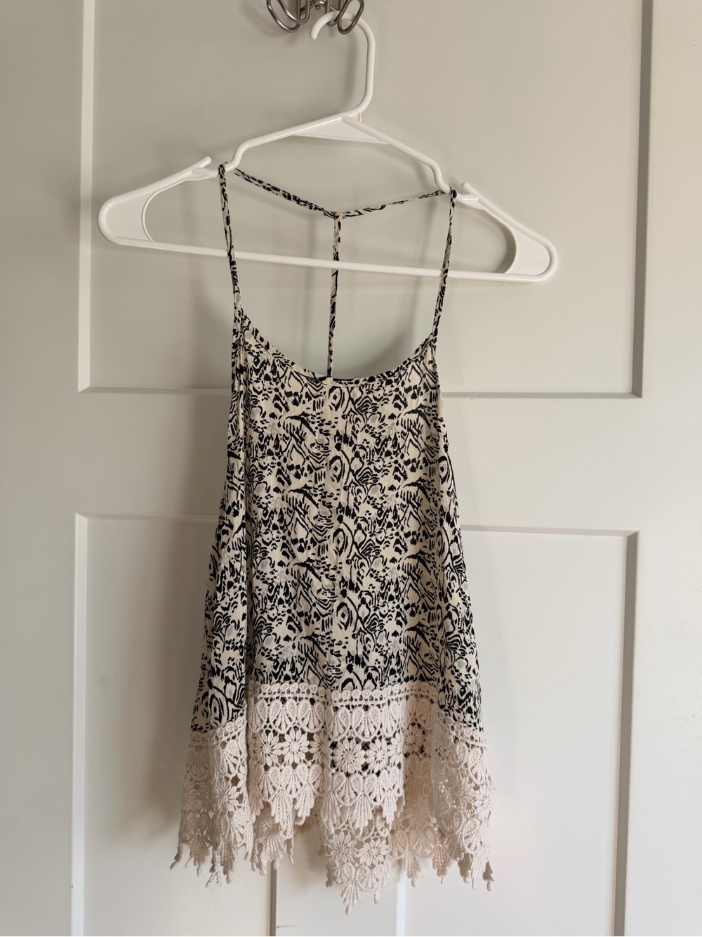 Black & Cream Lace-Trim Tank Top